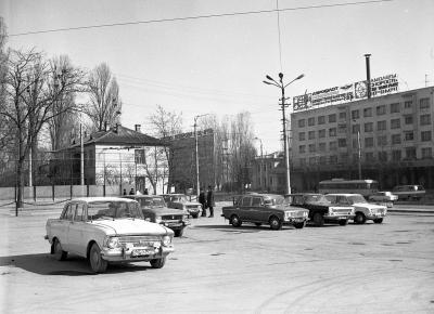 Прикрепленное изображение: 37-Simferopol.-Privokzalnaya-ploschad.-1981g..JPG
